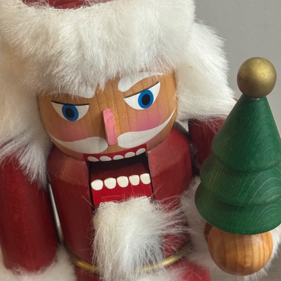 Santa Claus Nutcracker - Picture 5 of 7